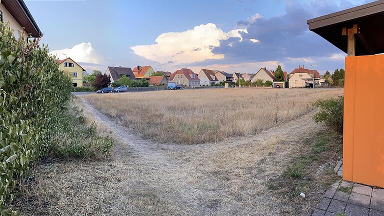 Ein vier Stockwerke hohes Gebäude halten die Anwohnerinnen und Anwohner für zu hoch auf diesem Grundstück zwischen Ringstraße, Rimbacher und Eichfelder Straße östlich der Volkacher Altstadt. Ein vier Stockwerke hohes Gebäude halten die Anwohnerinnen und Anwohner für zu hoch auf diesem Grundstück zwischen Ringstraße, Rimbacher und Eichfelder Straße östlich der Volkacher Altstadt.