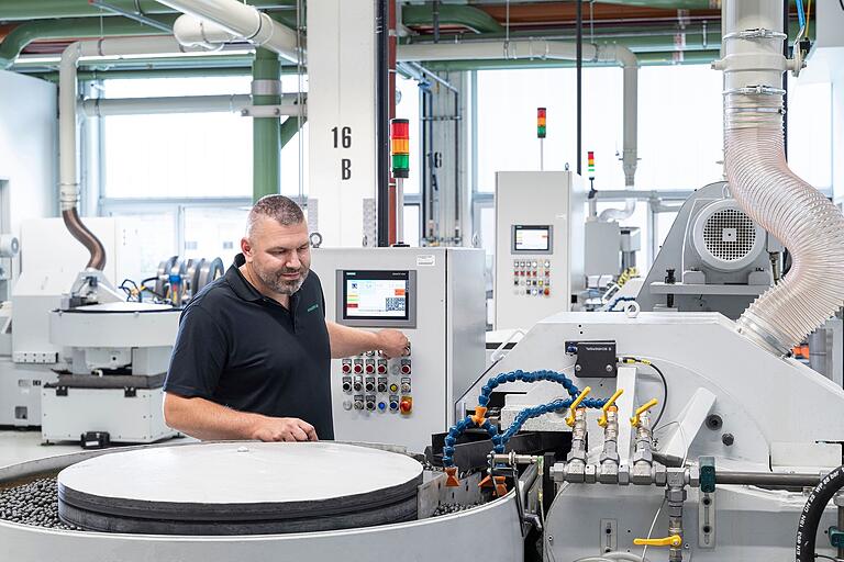 Im Kugellagerzentrum von Schaeffler bekommt Keramik immer mehr Gewicht. Im Bild Mitarbeiter Christian Bischof in der Produktion. Im Kugellagerzentrum von Schaeffler bekommt Keramik immer mehr Gewicht. Im Bild Mitarbeiter Christian Bischof in der Produktion.