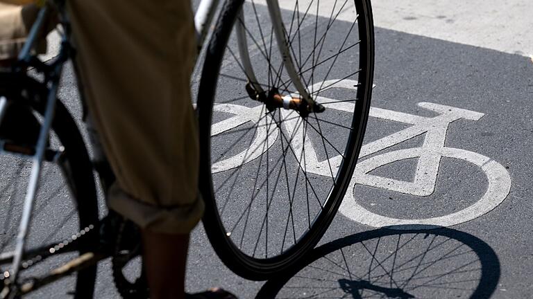 Radfahrer Symbolbild       -  Der Senior stürzte in Schwaben mit seinem Fahrrad (Symbolfoto).