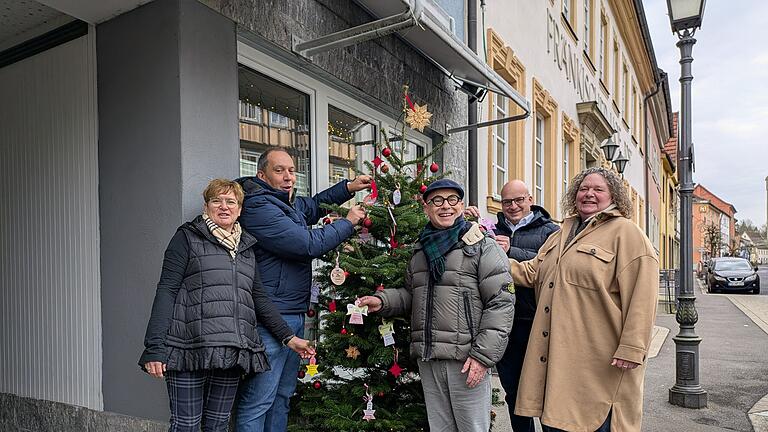 Den Baum schmücken mit Wünschen (v.l. hinten): Alexander Schmidt von der OBA, Bürgermeister Michael Kastl (CSU), Alexandra Preisigke (OBA), sowie vorne (v.l.) Ursula Glückert und Thomas Pfarr vom benachbarten Schmuckatelier.       -  Den Baum schmücken mit Wünschen (v.l. hinten): Alexander Schmidt von der OBA, Bürgermeister Michael Kastl (CSU), Alexandra Preisigke (OBA), sowie vorne (v.l.) Ursula Glückert und Thomas Pfarr vom benachbarten Schmuckatelier.