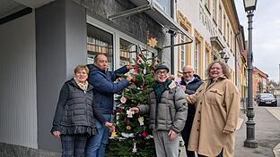 Den Baum schmücken mit Wünschen (v.l. hinten): Alexander Schmidt von der OBA, Bürgermeister Michael Kastl (CSU), Alexandra Preisigke (OBA), sowie vorne (v.l.) Ursula Glückert und Thomas Pfarr vom benachbarten Schmuckatelier.       -  Den Baum schmücken mit Wünschen (v.l. hinten): Alexander Schmidt von der OBA, Bürgermeister Michael Kastl (CSU), Alexandra Preisigke (OBA), sowie vorne (v.l.) Ursula Glückert und Thomas Pfarr vom benachbarten Schmuckatelier.