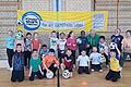 Auf dem Foto Schülerinnen und Schüler der Albert-Schweitzer-Grundschule mit Jürgen Seifert, Abteilungsleiter Fußball Mädchen, FC 05 Schweinfurt.