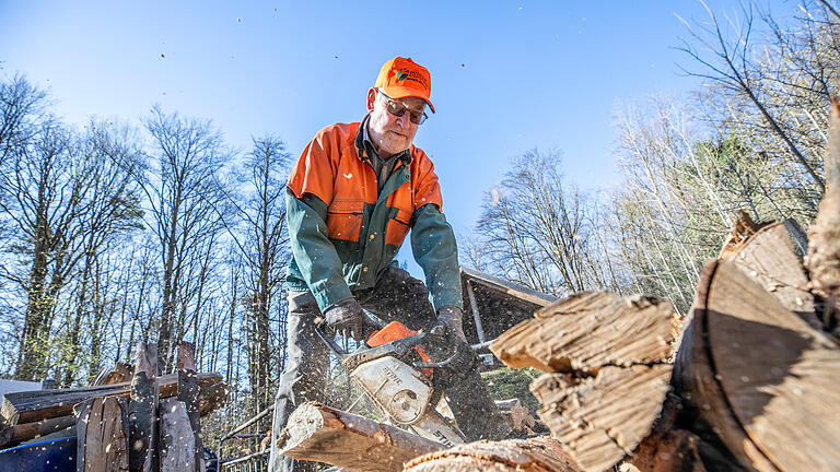 Das Kohlenmeiler-Team Neuwirtshaus bei seinem Arbeitseinsatz.