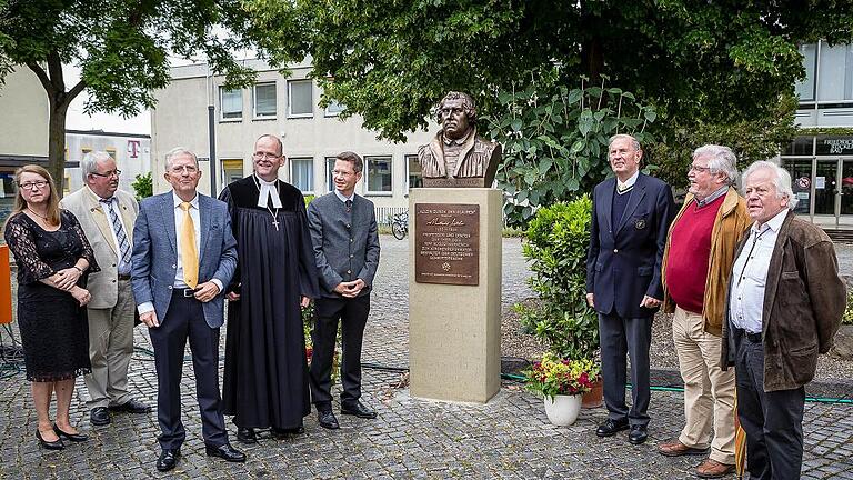 Büste am Martin-Luther-Platz: Die feierliche Übergabe.