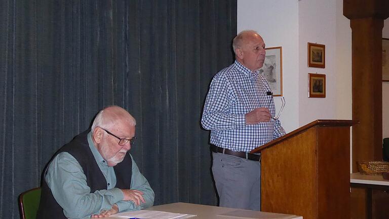 Günter Jäger und Manfred Hinkelmann  beim Vortrag über Literatur im Dreißigjährigen Krieg. Foto: Toni Gernert