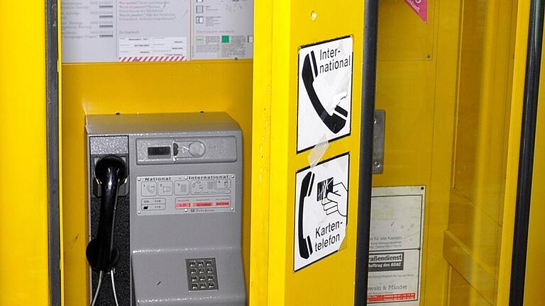 Vielen Lesern dürfte dieser Blick nicht ganz fremd sein. Bis in die 2000er-Jahre war das gelbe Telefonhäuschen eine der wenigen Möglichkeiten, aus dem Dorf heraus zu telefonieren. Nun hat sich das Freilandmuseum Fladungen dieser technischen Episode angenommen. Das Museumsteam aus der Rhön sucht nach Anekdoten oder Bildern, die mit dem gelben Häuschen zusammenhängen. Sie sollen am Tag des Denkmals, 8. September, bei der offiziellen Eröffnung der Museums-Telefonzelle präsentiert werden.Fotos: HeinricH Hacker