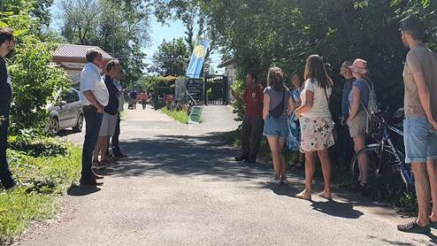 Bei der Naturheilinsel. Die Insel droht durch Verlandung des naturbelassenen Main-Arms zu Festland zu werden. Hierdurch verschwände ein wertvolles Biotop, das die Fischerzunft Würzburg gerne erhalten würde.&nbsp;