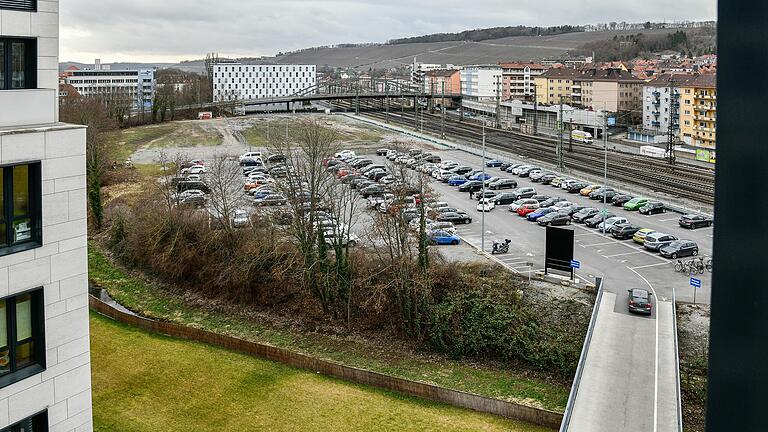 Blick auf den geplanten Bauplatz der künftigen Multifunktionsarena an den Bahngleisen mit der Grombühlbrücke im Hintergrund.