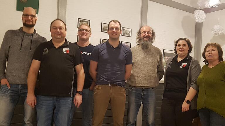 Das Foto zeigt die Geehrten beim SV Rothhausen: (von links) Matthias Beck (20 Jahre Mitgliedschaft), Vorsitzender Öffentlichkeitsarbeit Bernd Müller, Alfred Memmel (40), Christian Beck (20), Klaus Beck (50), Nadine Müller (20) und Renate Beck (Abschied als Reinigungskraft). Foto: Daniel Wiener - Das Foto zeigt die Geehrten beim SV Rothhausen: (von links) Matthias Beck (20 Jahre Mitgliedschaft), Vorsitzender Öffentlichkeitsarbeit Bernd Müller, Alfred Memmel (40), Christian Beck (20), Klaus Beck (50), Nadine Müller (20) und Renate Beck (Abschied als Reinigungskraft). Foto: Daniel Wiener Das Foto zeigt die Geehrten beim SV Rothhausen: (von links) Matthias Beck (20 Jahre Mitgliedschaft), Vorsitzender Öffentlichkeitsarbeit Bernd Müller, Alfred Memmel (40), Christian Beck (20), Klaus Beck (50), Nadine Müller (20) und Renate Beck (Abschied als Reinigungskraft). Foto: Daniel Wiener - Das Foto zeigt die Geehrten beim SV Rothhausen: (von links) Matthias Beck (20 Jahre Mitgliedschaft), Vorsitzender Öffentlichkeitsarbeit Bernd Müller, Alfred Memmel (40), Christian Beck (20), Klaus Beck (50), Nadine Müller (20) und Renate Beck (Abschied als Reinigungskraft). Foto: Daniel Wiener