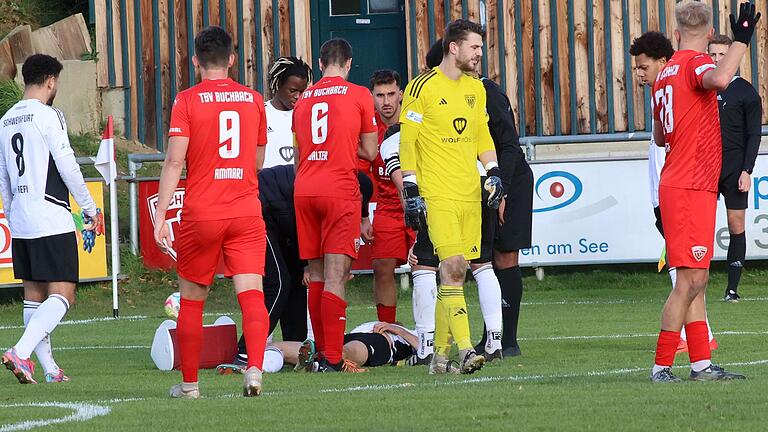 Luca Trslic (am Boden) vom FC 05 Schweinfurt wird nach einem Zusammenprall mit seinem eigenen Keeper Nico Stephan (gelbes Trikot) behandelt Luca Trslic (am Boden) vom FC 05 Schweinfurt wird nach einem Zusammenprall mit seinem eigenen Keeper Nico Stephan (gelbes Trikot) behandelt