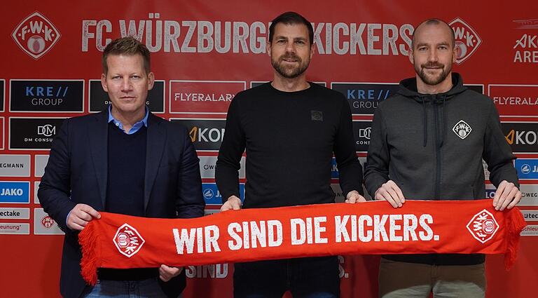 Vertragsverlängerung bei den Würzburger Kickers: (von links) Vorstandsvorsitzender André Herber verkündete auf einer Pressekonferenz, dass Trainer Marco Wildersinn und Sportdirektor Sebastian Neumann einen neuen Kontrakt unterzeichnet haben.&nbsp;