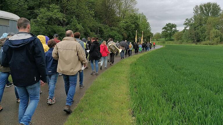 Die Wallfahrer auf dem Weg nach Maria im Sand.