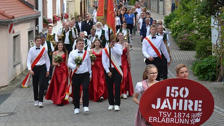 Vor dem Kommers anlässlich des 150-jährigen Bestehens des TSV Erlabrunn wurden die Ehrendamen mit Fahnenabordnung, Vorstandschaft und der Blaskapelle Erlabrunn zuhause abgeholt.