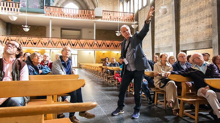 Kundiger und gefragter Erklärer der Stadt, ihrer Geschichte und ihrer Gebäude: Heimatpfleger Dr. Hans Steidle, hier bei einem Tag des offenen Denkmals in der St. Johanniskirche.