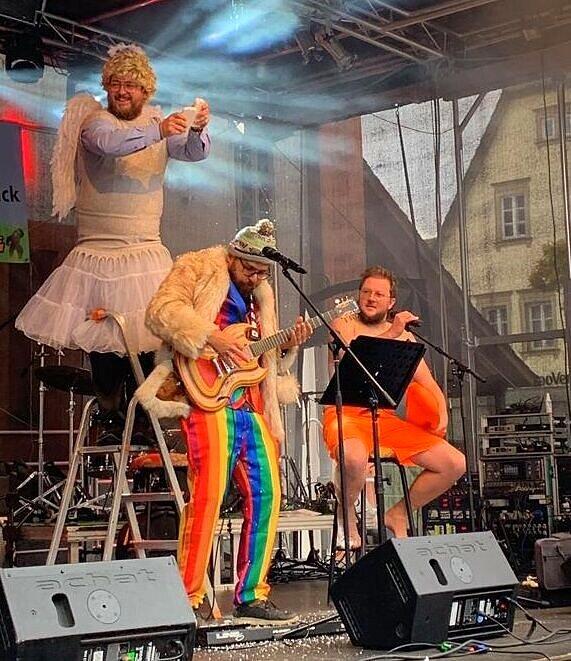 Hülle & Chuck hatten am Samstag ihren Auftritt auf der Marktplatzbühne und ließen es dabei sogar mit Styroporkügelchen ein bisschen 'schneien'. Hülle & Chuck hatten am Samstag ihren Auftritt auf der Marktplatzbühne und ließen es dabei sogar mit Styroporkügelchen ein bisschen 'schneien'.