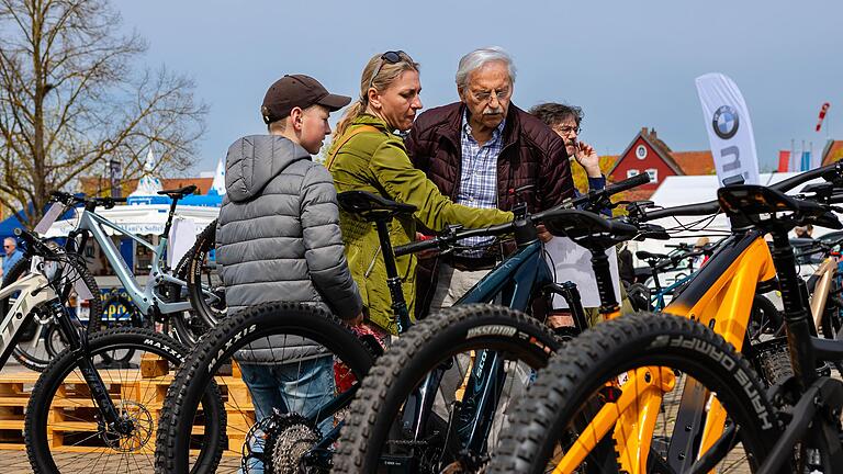 Auch das Thema 'E-Bikes' wurde bei der Fahrzeugschau Elektromobilität in Bad Neustadt in den Fokus gestellt. Zum zehnten Mal fand die Messe rund um den Bad Neustädter Festplatz statt.