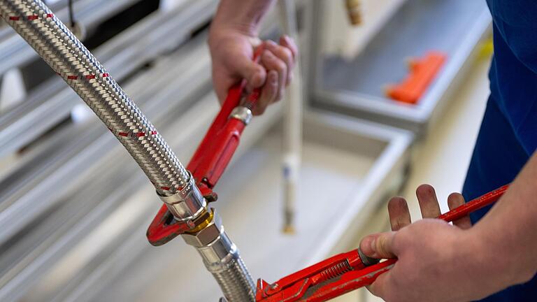 Wenn es lange dauert, bis ein Handwerker kommt, dann liegt das unter Umständen auch am Fachkräftemangel. Für Betriebe in besonders betroffenen Branchen kann er zur Existenzfrage werden.       -  Wenn es lange dauert, bis ein Handwerker kommt, dann liegt das unter Umständen auch am Fachkräftemangel. Für Betriebe in besonders betroffenen Branchen kann er zur Existenzfrage werden.