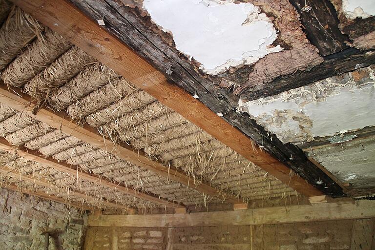 Die Decke in der alten Küche musste Vetter teilweise ersetzen. Die Decke in der alten Küche musste Vetter teilweise ersetzen.