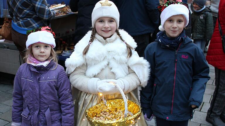Der Mellrichstädter Weihnachtsengel Mathilda Burkhardt flanierte am Samstag und Sonntag über den Weihnachtsmarkt und verteilte kleine Überraschungen. Am Samstag wurde der Engel von Emily (links) und Paula (rechts) begleitet. Der Mellrichstädter Weihnachtsengel Mathilda Burkhardt flanierte am Samstag und Sonntag über den Weihnachtsmarkt und verteilte kleine Überraschungen. Am Samstag wurde der Engel von Emily (links) und Paula (rechts) begleitet.