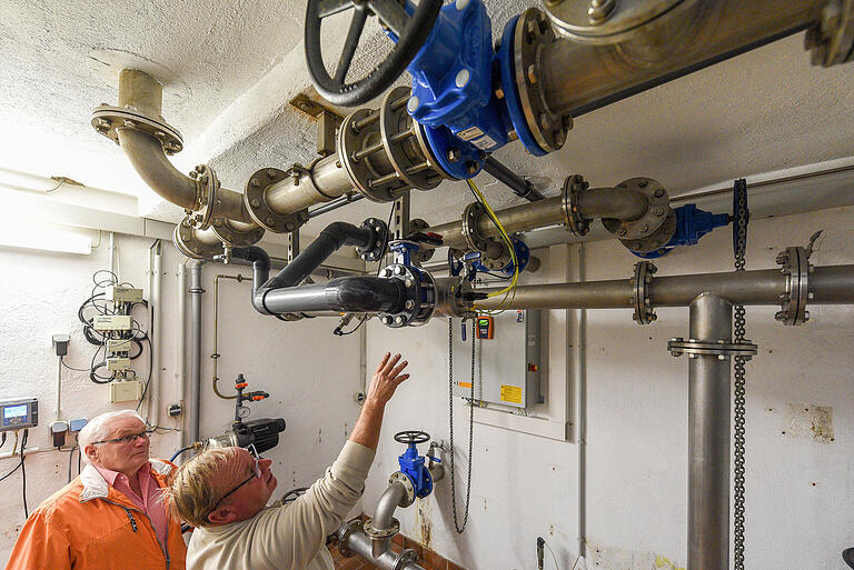 Symbolfoto: Oskar Weinig, Hygienekontrolleur des Gesundheitsamtes Main-Spessart kontrolliert die Wasserversorgung der Gemeinde Rechtenbach mit deren Wasserwart Stephan Matreux. Symbolfoto: Oskar Weinig, Hygienekontrolleur des Gesundheitsamtes Main-Spessart kontrolliert die Wasserversorgung der Gemeinde Rechtenbach mit deren Wasserwart Stephan Matreux.