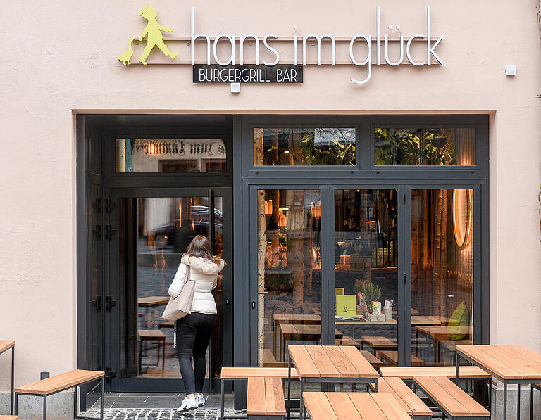 Die Burger-Kette 'Hans im Glück', im Bild das Würzburger Restaurant im im ehemaligen Restaurant des Greifensteiner Hofs, steht kurz vor dem Verkauf. Die Burger-Kette 'Hans im Glück', im Bild das Würzburger Restaurant im im ehemaligen Restaurant des Greifensteiner Hofs, steht kurz vor dem Verkauf.