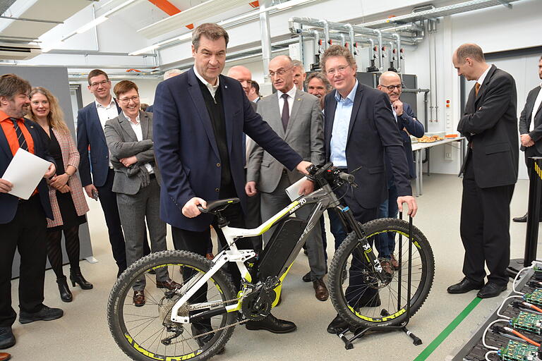 Als bekennender E-Bike-Fahrer nahm Ministerpräsident Markus Söder bei der Führung durch das TTZ das Fahrrad genau unter die Lupe. TTZ-Leiter Ansgar Ackva (rechts) erklärte die neue Akkutechnologie. Als bekennender E-Bike-Fahrer nahm Ministerpräsident Markus Söder bei der Führung durch das TTZ das Fahrrad genau unter die Lupe. TTZ-Leiter Ansgar Ackva (rechts) erklärte die neue Akkutechnologie.