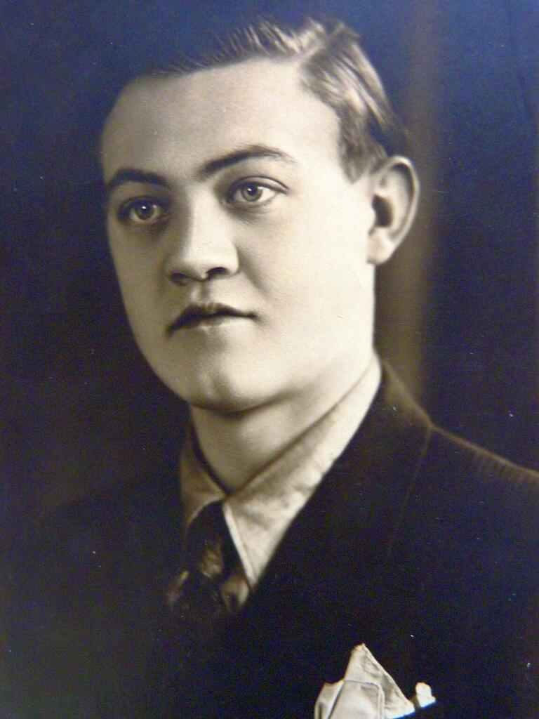 Portrait aus der Jugendzeit: Hermann Endres mit 18 Jahren. Portrait aus der Jugendzeit: Hermann Endres mit 18 Jahren.