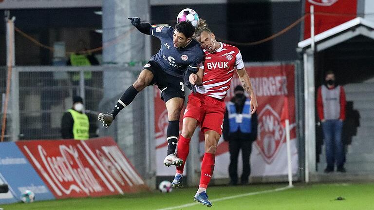 Machte einen guten Eindruck auf seiner rechten Seite: Kickers-Neuzugang Rolf Feltscher (rechts), hier im Luftduell mit Omar Marmoush Machte einen guten Eindruck auf seiner rechten Seite: Kickers-Neuzugang Rolf Feltscher (rechts), hier im Luftduell mit Omar Marmoush