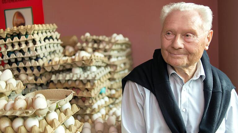 Leopold Marschner in seinem Eier-Lager: Hier stapeln sich die ausgeblasenen Eier, aus denen der 86-Jährige konstvolle Ostereier fertigt. Leopold Marschner in seinem Eier-Lager: Hier stapeln sich die ausgeblasenen Eier, aus denen der 86-Jährige konstvolle Ostereier fertigt.