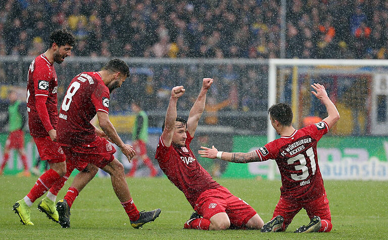 Peter Kurzweg (Zweiter von rechts) bejubelt in Braunschweig eines seiner beiden Pflichtspieltore im Kickers-Trikot.