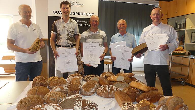 Bestnoten gab es wieder für heimische Bäcker bei der Brotprüfung: Im Bild (von links) Manfred Stiefel (Brotinstitut), die Prüflinge Udo Dietmann, Michael Oppel, Hans Russ und Gerhard Götz (zugleich Innungsobermeister). Nicht auf dem Bild, aber ebenfalls ganz vorne mit dabei: Bäckermeister Axel Schmitt. Bestnoten gab es wieder für heimische Bäcker bei der Brotprüfung: Im Bild (von links) Manfred Stiefel (Brotinstitut), die Prüflinge Udo Dietmann, Michael Oppel, Hans Russ und Gerhard Götz (zugleich Innungsobermeister). Nicht auf dem Bild, aber ebenfalls ganz vorne mit dabei: Bäckermeister Axel Schmitt.