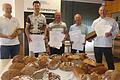 Bestnoten gab es wieder für heimische Bäcker bei der Brotprüfung: Im Bild (von links) Manfred Stiefel (Brotinstitut), die Prüflinge Udo Dietmann, Michael Oppel, Hans Russ und Gerhard Götz (zugleich Innungsobermeister). Nicht auf dem Bild, aber ebenfalls ganz vorne mit dabei: Bäckermeister Axel Schmitt.