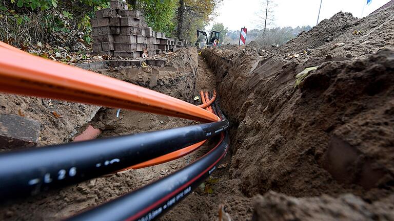 Der Ausbau mit gigabitschnellen Glasfaserleitungen soll nun auch im Stadtgebiet Iphofen starten. Die Glasfaser Plus übernimmt alle Kosten. Der Ausbau mit gigabitschnellen Glasfaserleitungen soll nun auch im Stadtgebiet Iphofen starten. Die Glasfaser Plus übernimmt alle Kosten. 