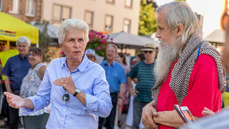 Marie-Agnes Strack-Zimmermann nahm sich viel Zeit für persönliche Gespräche mit Bürgerinnen und Bürgern.&nbsp;