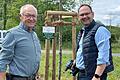 Sie soll wachsen und gedeihen: Bürgermeister Michael Hombach (rechts) und Rudi Pfaff, Vorsitzender des Obst- und Gartenbauvereins Karlstadt, mit der Mehlbeere.