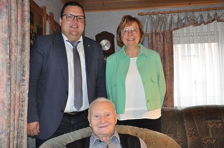 Walter Höhn-Schüßler feierte am Sonntag seinen 95. Geburtstag. Bürgermeister Alexander Bergmann und stellvertretende Landrätin Birgit Bayer (hinten von links) gratulierten. Walter Höhn-Schüßler feierte am Sonntag seinen 95. Geburtstag. Bürgermeister Alexander Bergmann und stellvertretende Landrätin Birgit Bayer (hinten von links) gratulierten.