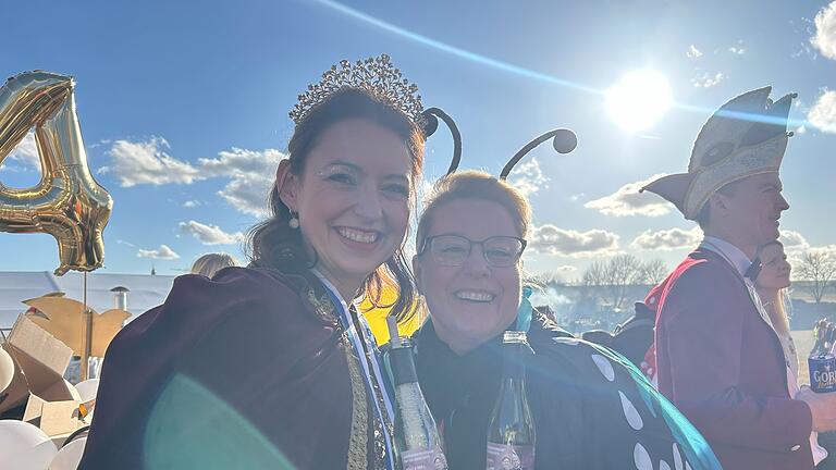 Sonnenschein - Prinzessin Julia I und Kathrin Heidelmeier mit dem 'Faschings-Secco' Sonnenschein - Prinzessin Julia I und Kathrin Heidelmeier mit dem 'Faschings-Secco'