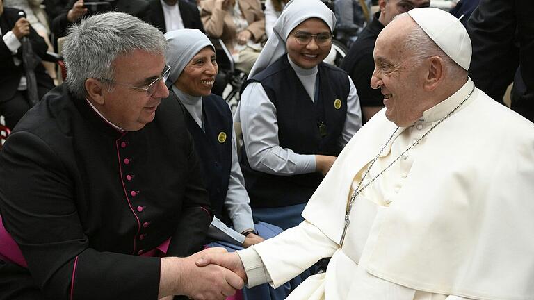 Vor einem knappen Jahr traf der Würzburger Domkapitular Clemens Bieber als Vorsitzender des Diözesan-Caritasverbandes Papst Franziskus in Rom. Vor einem knappen Jahr traf der Würzburger Domkapitular Clemens Bieber als Vorsitzender des Diözesan-Caritasverbandes Papst Franziskus in Rom.