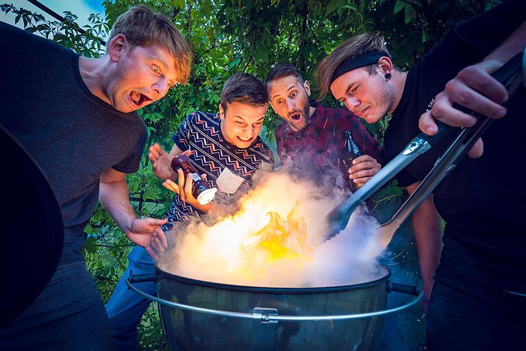 Lassen jedenfalls in Sachen Finanzspritze nichts anbrennen: Die Jungs der Band „Hazel The Nut“. Lassen jedenfalls in Sachen Finanzspritze nichts anbrennen: Die Jungs der Band „Hazel The Nut“.