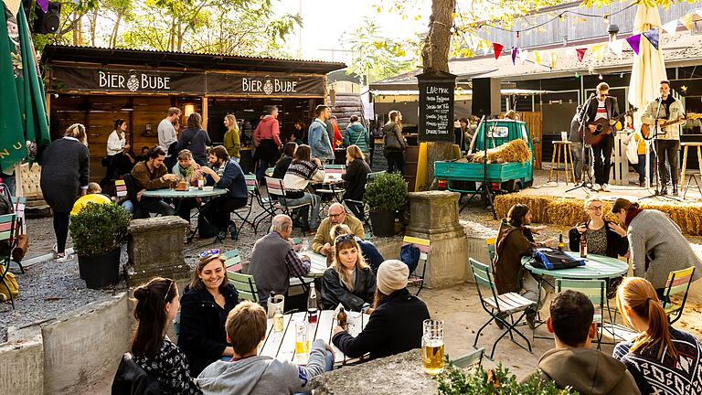 In einem nicht mehr bestehenden Biergarten - als Beispielbild hier die Waldschänke Dornheim - gab's Würzburgs erste elektrische Beleuchtung.&nbsp; &nbsp;