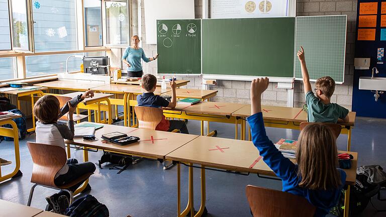 Nach rund drei Monaten zu Hause kehren ab nächster Woche auch die letzten Schüler in ihr Klassenzimmer zurück. Kreuze markieren 'verbotene' Plätze, Nähe zu den Mitschülern ist nicht erlaubt und unterrichtet wird nur mit halber Klassenstärke. Nach rund drei Monaten zu Hause kehren ab nächster Woche auch die letzten Schüler in ihr Klassenzimmer zurück. Kreuze markieren 'verbotene' Plätze, Nähe zu den Mitschülern ist nicht erlaubt und unterrichtet wird nur mit halber Klassenstärke. 