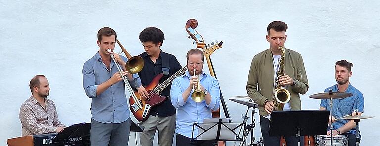 Mit Modern Jazz brillierte beim 5. Veitshöchheimer Sommerkonzert im Synagogenhof das Sextett 'Hecktett' mit (von links) Bertram Liebmann, Jona Heckmann, Sebastian Claas, Philipp Drenkard, Tom Förster und Julian Braun. Mit Modern Jazz brillierte beim 5. Veitshöchheimer Sommerkonzert im Synagogenhof das Sextett 'Hecktett' mit (von links) Bertram Liebmann, Jona Heckmann, Sebastian Claas, Philipp Drenkard, Tom Förster und Julian Braun.