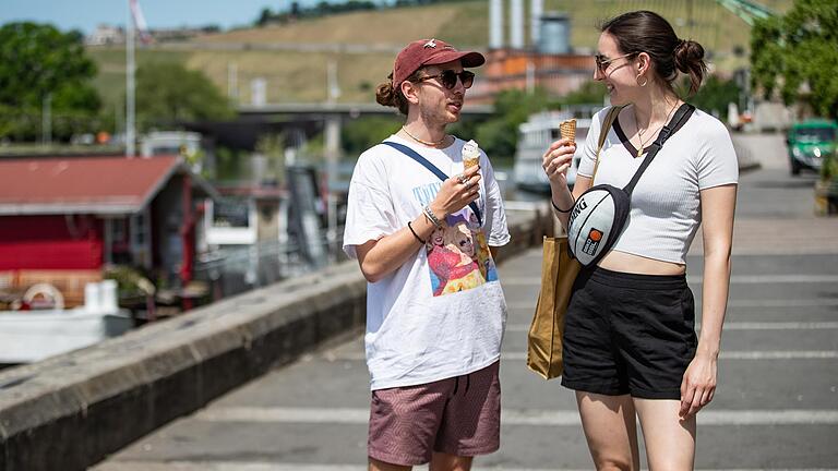 Geht auch immer: Eisessen, wie hier am Alten Kranen in Würzburg.