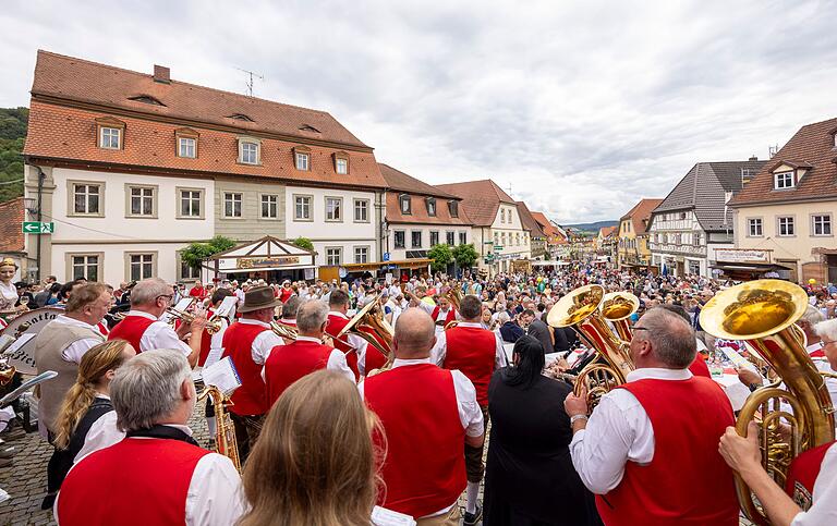 Das Zeiler Weinfest lockt Tausende Zuschauer an: Da blieb am Samstag kaum ein Plätzchen in der Altstadt frei.