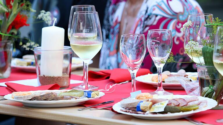 Zu Wein und Brotzeit in einer Heckenwirtschaft einkehren, lässt sich in einigen Orten im Steigerwald rund um Gerolzhofen und am Main im Schweinfurter Süden.