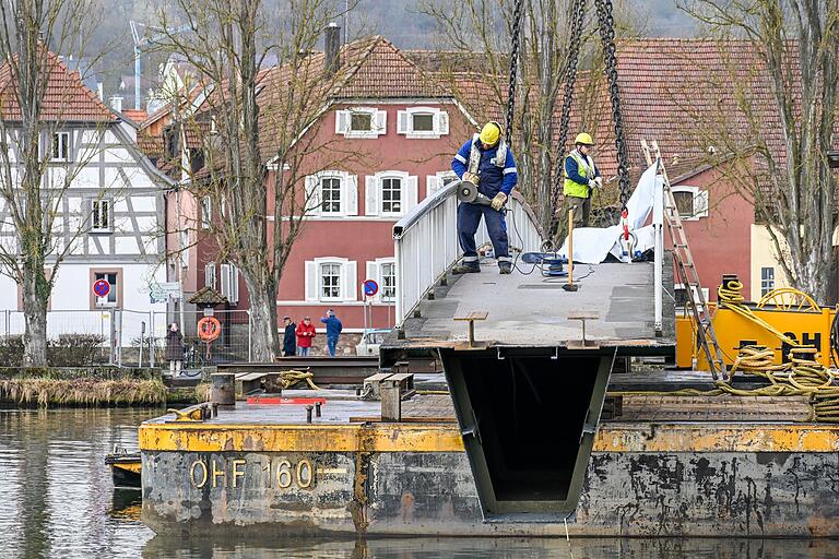 Bevor das Mittelteil aufs Schiff verladen wurde, entfernten Arbeiter mit der Flex noch das alte Geländer. Bevor das Mittelteil aufs Schiff verladen wurde, entfernten Arbeiter mit der Flex noch das alte Geländer.