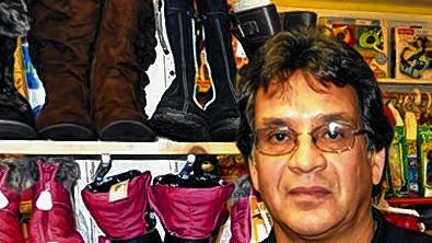 Felix Benitez, Shopbesitzer.