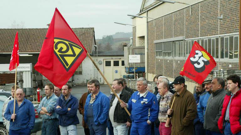 Schon oft haben die Mitarbeiter des Schaeffler-Werks Elfershausen gestreikt. Nach dem Abzug der Hülsen-Produktion und Zugeständnissen der Belegschaft kehrte Ruhe ein. Umso überraschter war die Belegschaft nun von der jüngsten Entwicklung. Foto: Karlheinz Franz       -  Schon oft haben die Mitarbeiter des Schaeffler-Werks Elfershausen gestreikt. Nach dem Abzug der Hülsen-Produktion und Zugeständnissen der Belegschaft kehrte Ruhe ein. Umso überraschter war die Belegschaft nun von der jüngsten Entwicklung. Foto: Karlheinz Franz