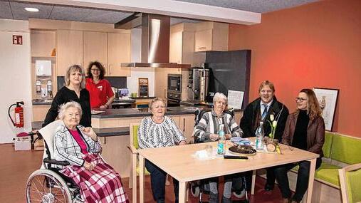 Im Caritas-Alten- und Pflegeheim St. Bruno in Haßfurt wurden die Räume im sanierten Westflügel bereits bezogen. Hier fällt vor allem das neue Farb- und Lichtkonzept ins Auge, das den Bewohnern ein angenehmes Gefühl gibt und die Orientierung erleichtert. Im Bild (von links) Bewohnerin Irmgard Kernchen, Heimleiterin Heike Ehlert, die Betreuerin Elke Schnaus-Neuß, die Bewohnerinnen Anna Reichart und Anna Oestreicher, Hubert Grauer vom Caritas-Diözesanverband und die Geschäftsführerin des Caritasverbandes für den Landkreis Haßberge, Anke Schäflein.