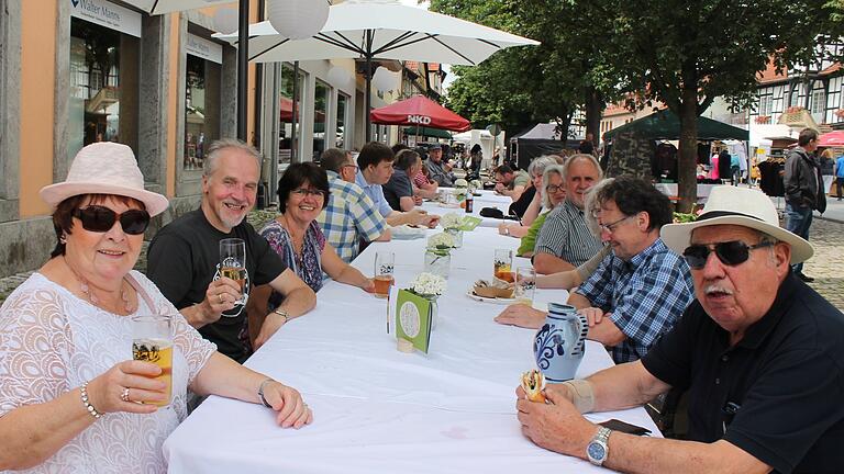Aufgetafelt: Am Samstag genossen die Stadtfestbesucher das stilvolle Ambiente an den weiß eingedeckten Tischen entlang der Ostheimer Marktstraße. Aufgetafelt: Am Samstag genossen die Stadtfestbesucher das stilvolle Ambiente an den weiß eingedeckten Tischen entlang der Ostheimer Marktstraße.
